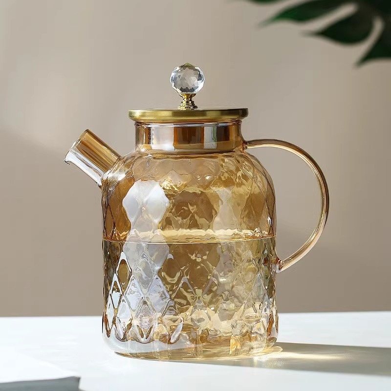 Sticlă de apă rece din sticlă borosilicată, rezistentă la temperaturi ridicate, capacitate mare, finisaj amber-gold și gri închis.