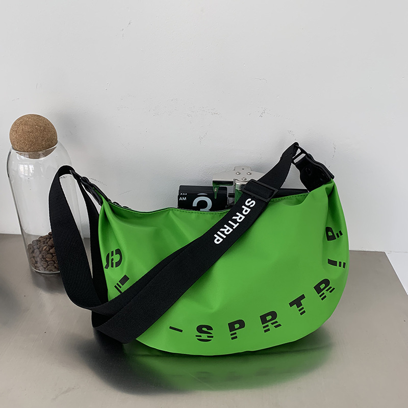 Jogo nova crossbody torba od Oxford platna, casual i minimalistička, široka naramnica, velika kapaciteta, torba u obliku polumjeseca za žene