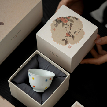 Set ceremonial de ceai în stil chinezesc, din ceramică: ceainic și două cești într-o cutie cadou