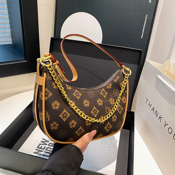 Mekana PU koža, polukružna crossbody torba, mala veličina, teksturirani završetak, elegantna ženska torba