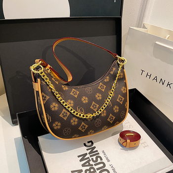 Mekana PU koža, polukružna crossbody torba, mala veličina, teksturirani završetak, elegantna ženska torba