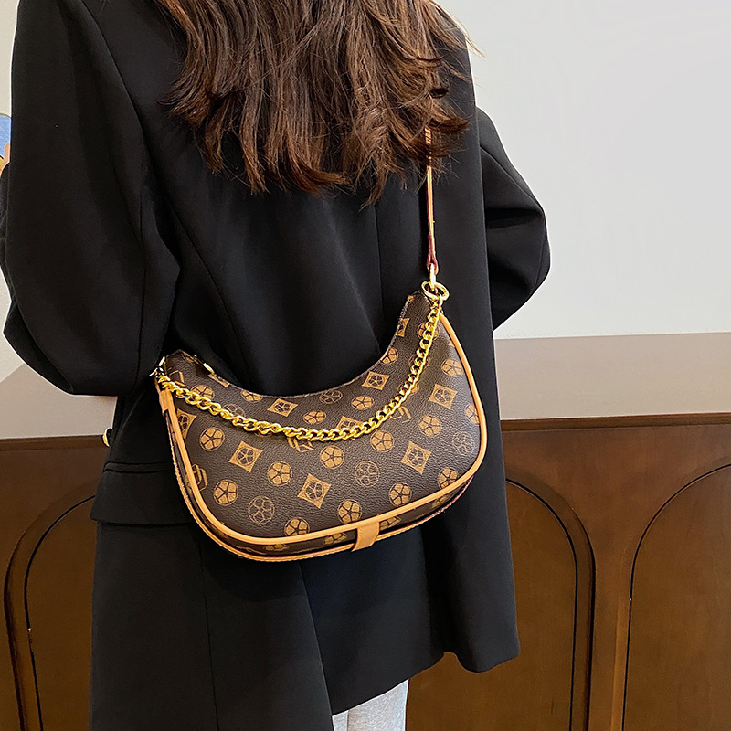 Mekana PU koža, polukružna crossbody torba, mala veličina, teksturirani završetak, elegantna ženska torba