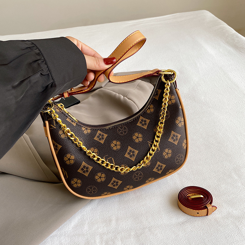 Mekana PU koža, polukružna crossbody torba, mala veličina, teksturirani završetak, elegantna ženska torba