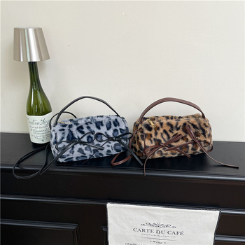 Retro torbica s leopard uzorkom i mašnicom, pliš torbica na ramenu, ženski crossbody, korejski stil, jesen-zima 2025.