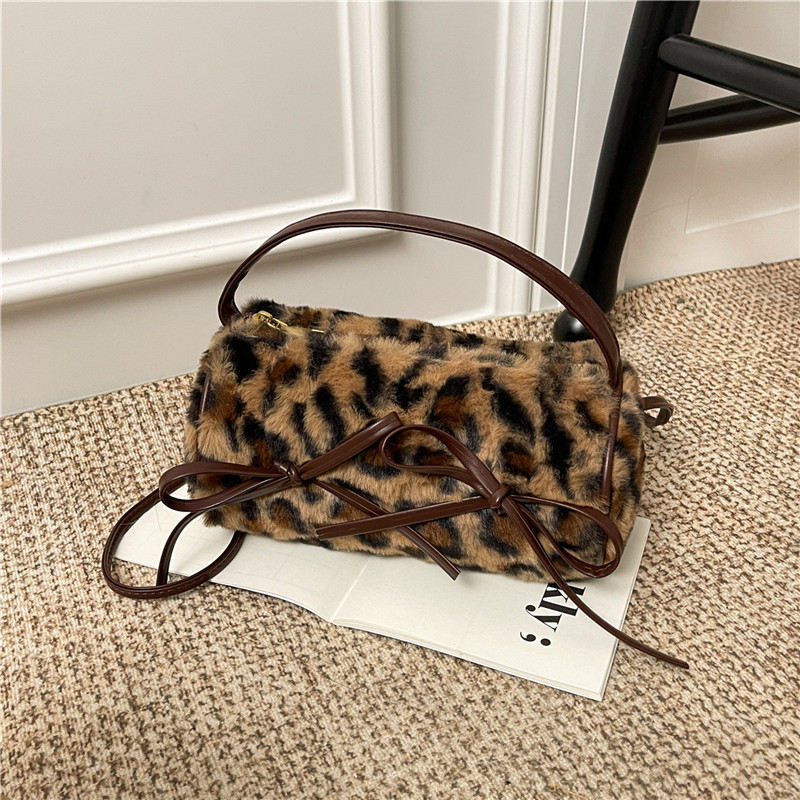 Retro torbica s leopard uzorkom i mašnicom, pliš torbica na ramenu, ženski crossbody, korejski stil, jesen-zima 2025.