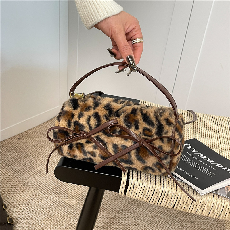 Retro torbica s leopard uzorkom i mašnicom, pliš torbica na ramenu, ženski crossbody, korejski stil, jesen-zima 2025.