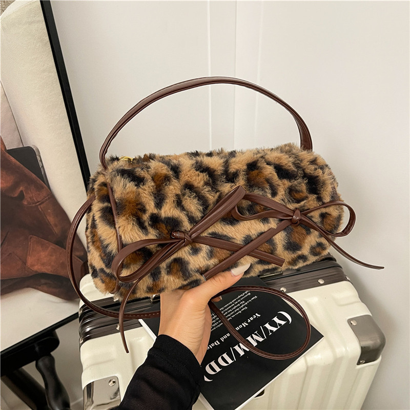 Retro torbica s leopard uzorkom i mašnicom, pliš torbica na ramenu, ženski crossbody, korejski stil, jesen-zima 2025.