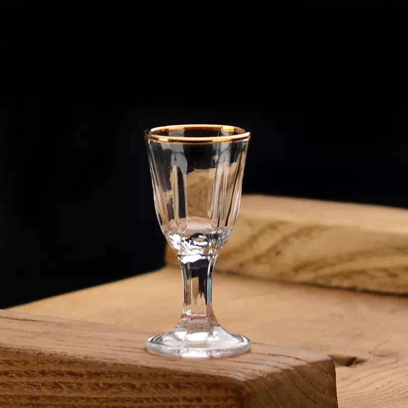 Pahar de spirtoase în stil chinezesc, cristal, margine aurie și foiță de aur, pahar pentru whisky