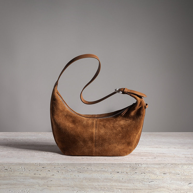 Torba preko ramena od prave kože, dumpling stil, mat finiš od velura, ženska crossbody torba, vintage inspiracija 2025