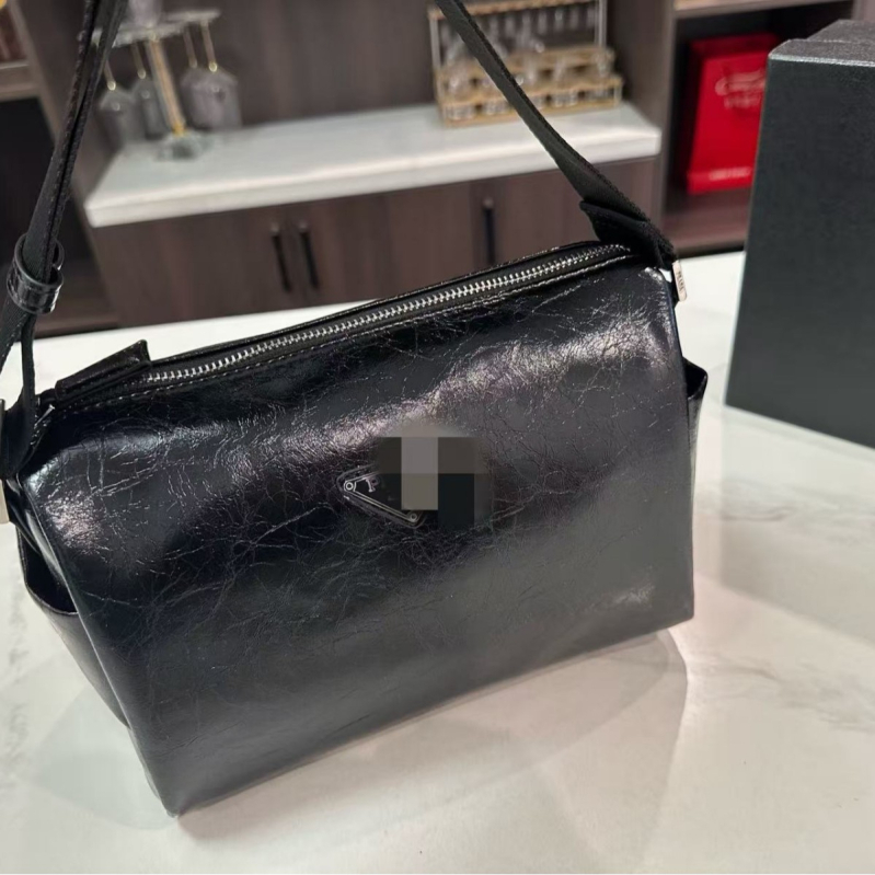Ženska mini kvadratna torba s lancem za ramena – crossbody, ljeto 2024