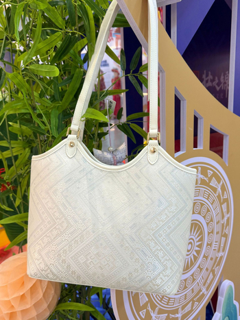 Silver Feather Moonlight - bijela Guangxi Zhuang brokat U-oblik tote torba za žene, torba za rame u kineskom stilu, 5610F2