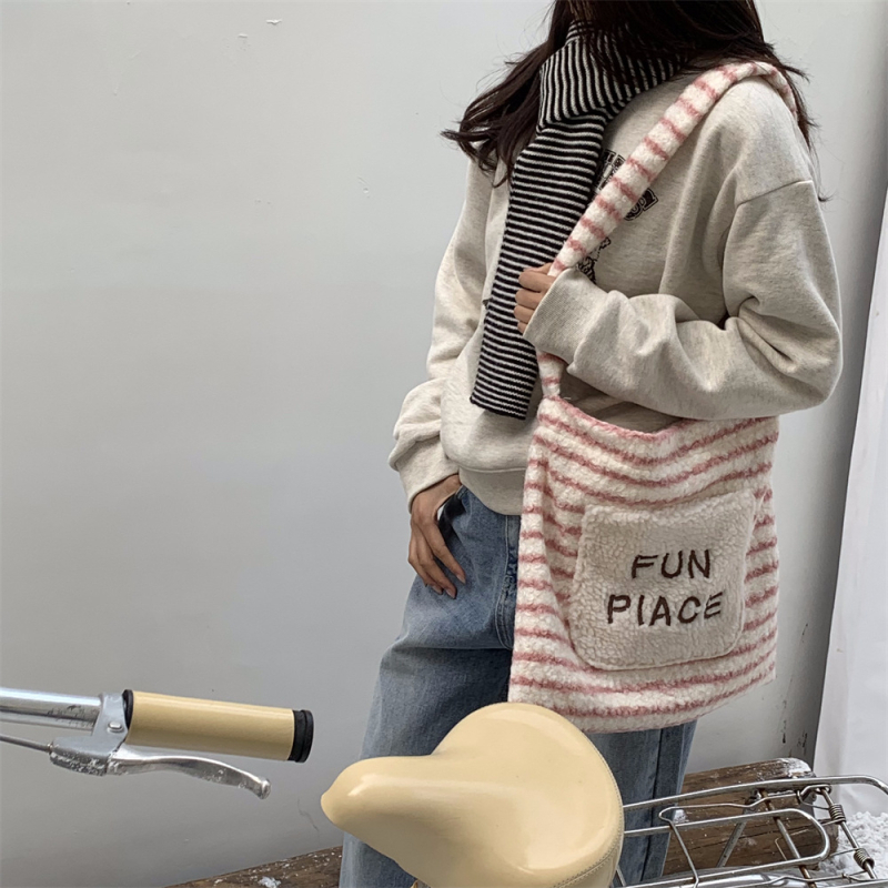 51176 Zimska pliš torba preko ramena za žene s patchwork izvezom, svakodnevna i studentska torba