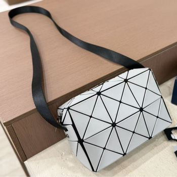 Mini crossbody torbica s geometrijskim rombo quiltom, kvadratnog oblika