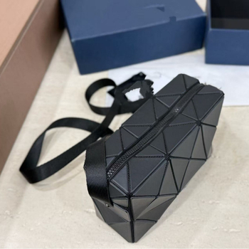 Mini crossbody torbica s geometrijskim rombo quiltom, kvadratnog oblika