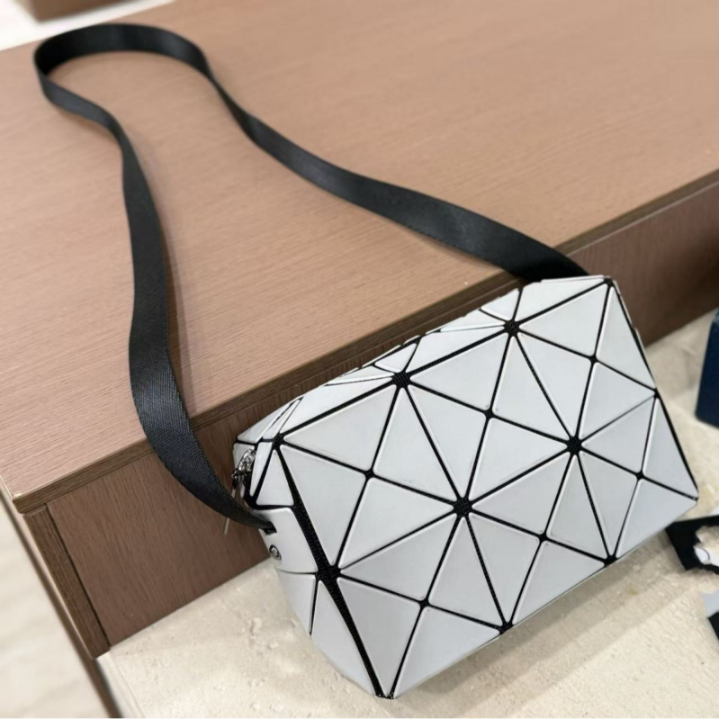 Mini crossbody torbica s geometrijskim rombo quiltom, kvadratnog oblika