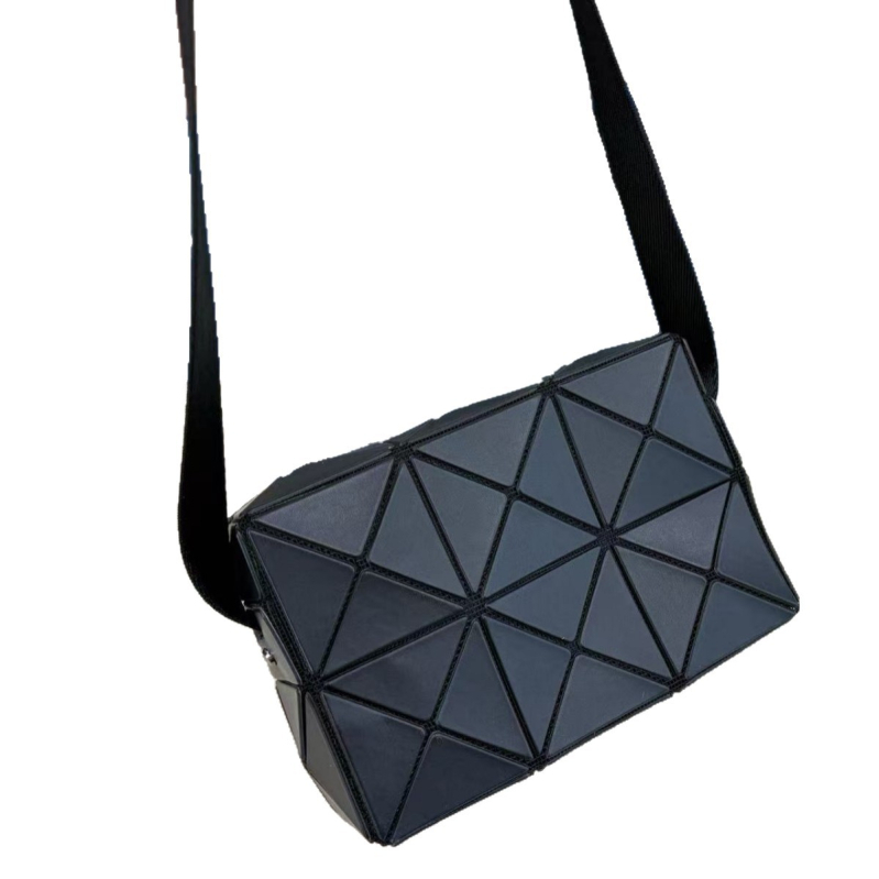 Mini crossbody torbica s geometrijskim rombo quiltom, kvadratnog oblika