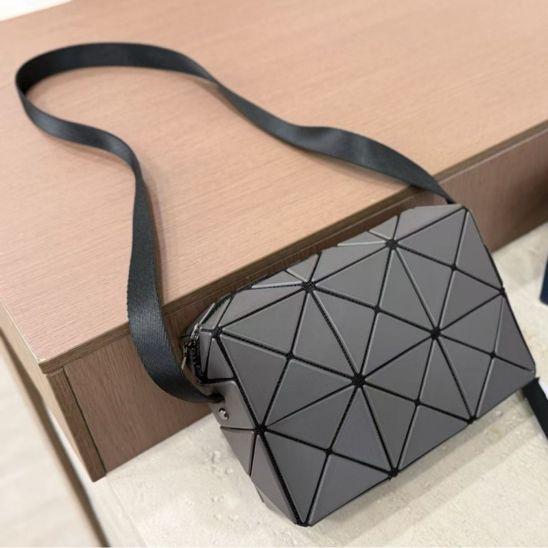 Mini crossbody torbica s geometrijskim rombo quiltom, kvadratnog oblika