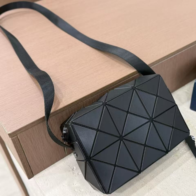 Mini crossbody torbica s geometrijskim rombo quiltom, kvadratnog oblika
