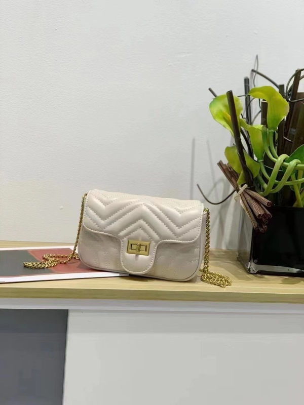 Ženska torbica s lancem, dijamantnim šev quilt, Chanel inspirirana, mala veličina, tri načina nošenja: ramena, preko tijela, ručno, model 2025, prirodna koža