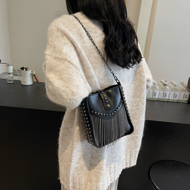 Ženska torbica s lancem i resicama, vintage crossbody bucket bag, visoka kvaliteta za svakodnevnu upotrebu