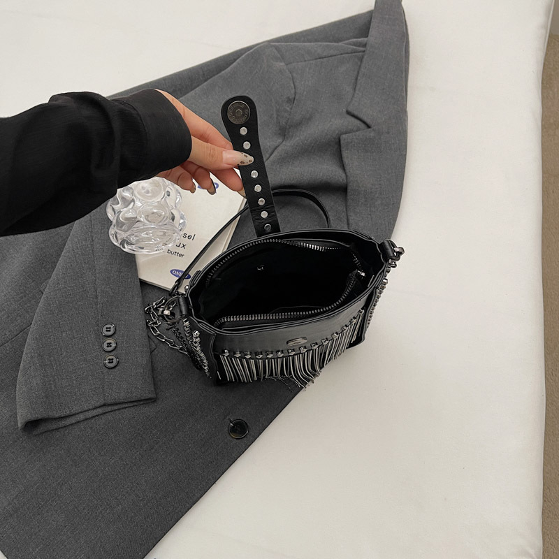 Ženska torbica s lancem i resicama, vintage crossbody bucket bag, visoka kvaliteta za svakodnevnu upotrebu