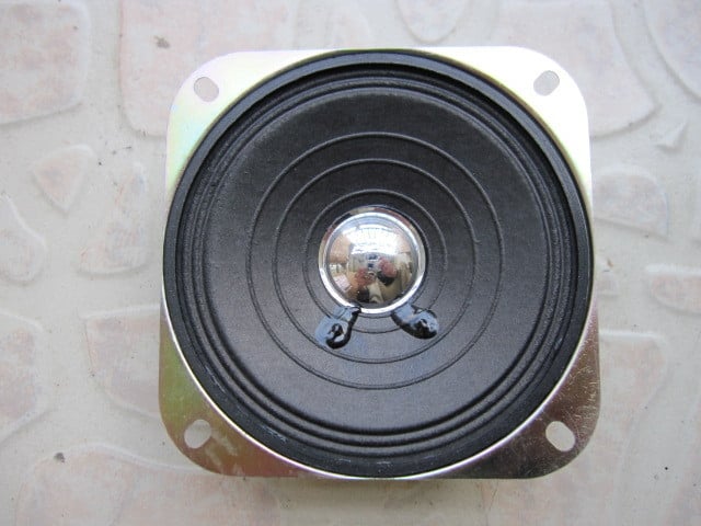 Četverokutni 4-inčni zvučnik za radio, 4 Ω, 5 W, crni magnet, srebrni kapak