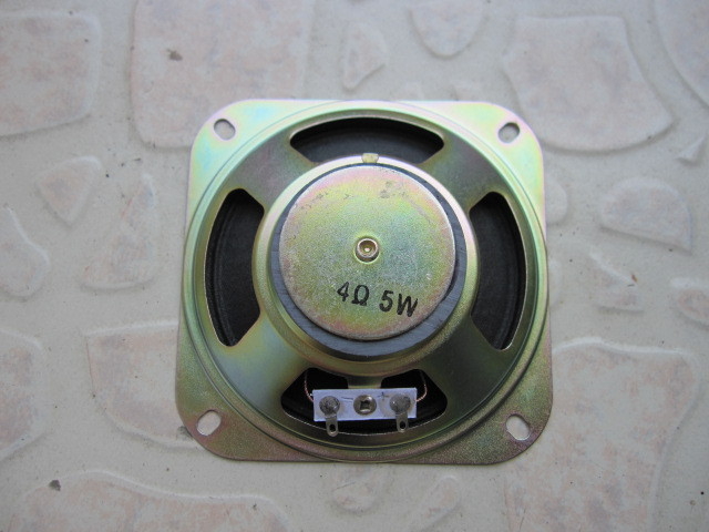 Četverokutni 4-inčni zvučnik za radio, 4 Ω, 5 W, crni magnet, srebrni kapak