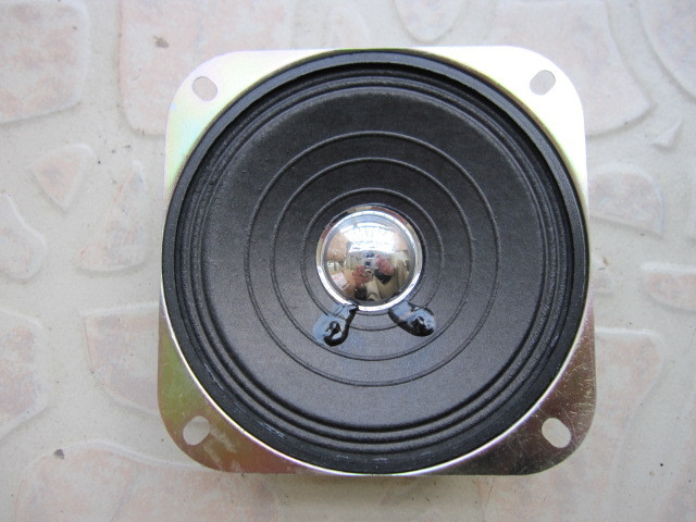 Četverokutni 4-inčni zvučnik za radio, 4 Ω, 5 W, crni magnet, srebrni kapak
