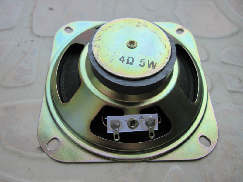 Četverokutni 4-inčni zvučnik za radio, 4 Ω, 5 W, crni magnet, srebrni kapak