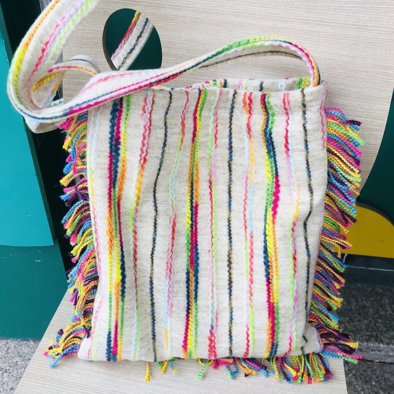 Ženska torba s šarenim prugama i resicama, crossbody u etno vintage stilu, vunena, velik kapacitet