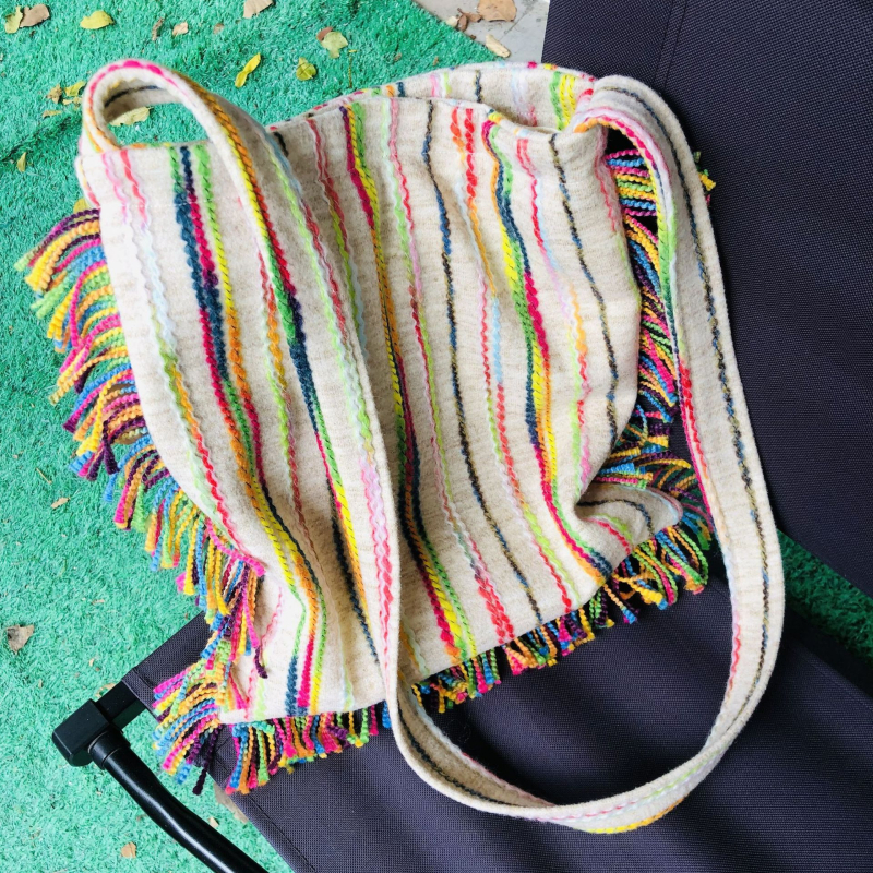 Ženska torba s šarenim prugama i resicama, crossbody u etno vintage stilu, vunena, velik kapacitet