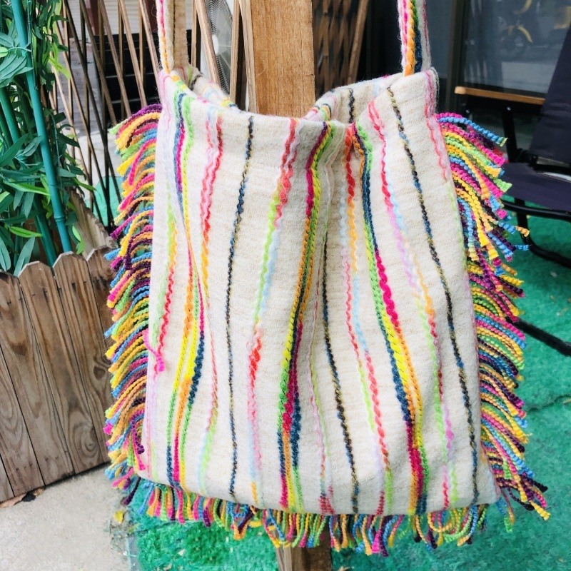 Ženska torba s šarenim prugama i resicama, crossbody u etno vintage stilu, vunena, velik kapacitet