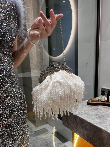 Torba s perlicama i resicama, metalni okvir, satenska mala crossbody torbica s perlama