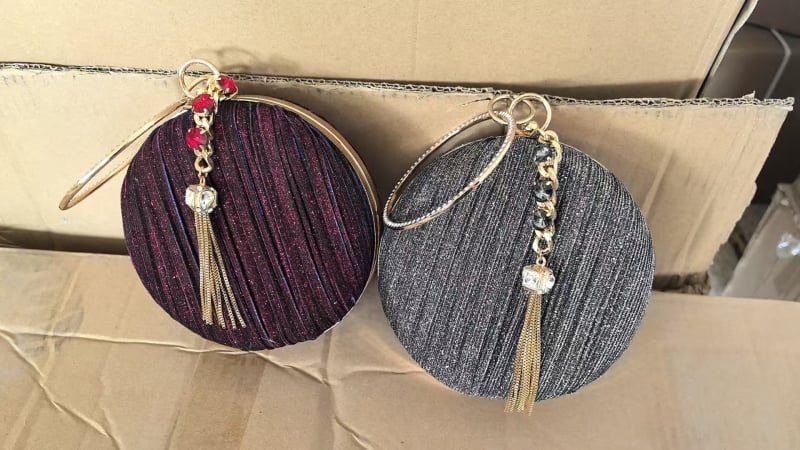 Ženska sferna mala torbica s resicama, jednobojna večernja crossbody torba sa zatvaračem