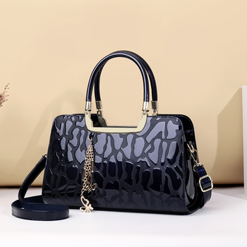 Ženska torbica od lakirane kože, stil Boston — ramena i crossbody, velika, s teksturiranom površinom