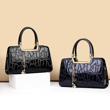Ženska torbica od lakirane kože, stil Boston — ramena i crossbody, velika, s teksturiranom površinom