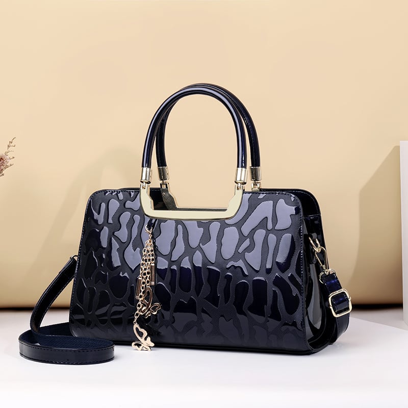 Ženska torbica od lakirane kože, stil Boston — ramena i crossbody, velika, s teksturiranom površinom