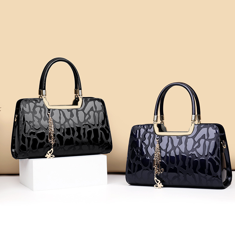 Ženska torbica od lakirane kože, stil Boston — ramena i crossbody, velika, s teksturiranom površinom
