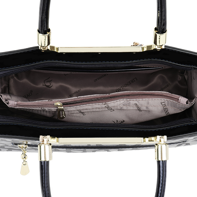Ženska torbica od lakirane kože, stil Boston — ramena i crossbody, velika, s teksturiranom površinom