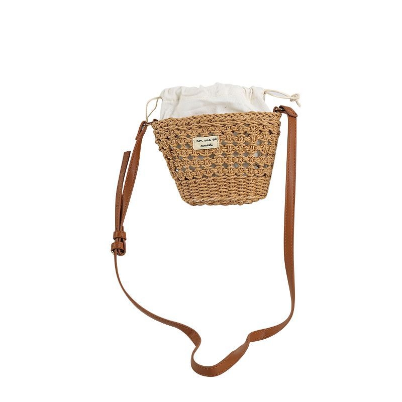 Slatka torbica tip kofer s remenom, pletena od slame, prozračni uzorak, svjež i minimalistički stil