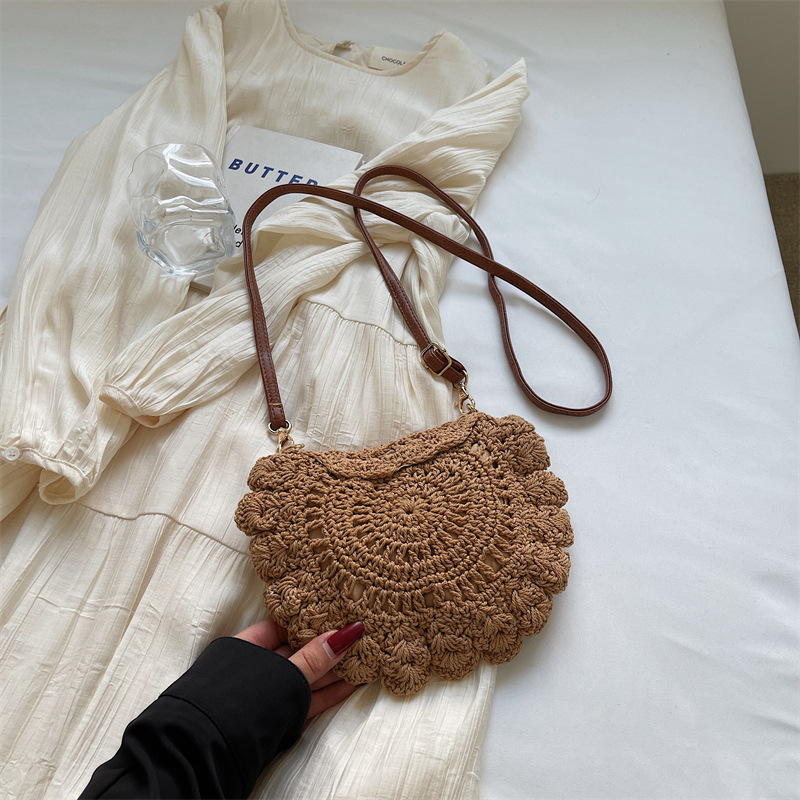 2026 nova moda kružna čipkasta crossbody torba od pamukovnog pletenja s prorezanim dizajnom, jednodruka ramena, plitka torba za žene