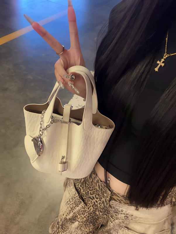 Ženska bucket torba od mekane kože, ljeto 2025, tekstura visoke kvalitete, nišni dizajn, nošenje u ruci ili crossbody.