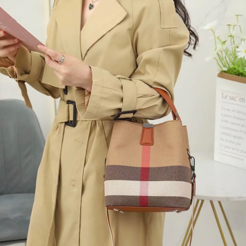 Ženska torbica od prave kože, bucket bag, srednja veličina, ljeto 2025, moderna