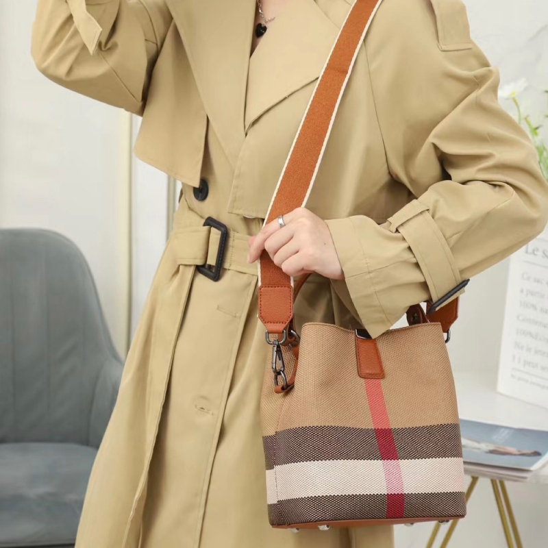 Ženska torbica od prave kože, bucket bag, srednja veličina, ljeto 2025, moderna