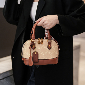 Ženska torbica u obliku školjke s teksturom, minimalistički dizajn 2026, crossbody ili preko ramena s retro otiskom
