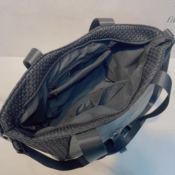 Neformalna velika tote torba s mrežastim materijalom i detaljima od kože, gradski minimalistički stil, torba za rame sa zatvaračem, pogodna za svakodnevnu upotrebu i kraća putovanja