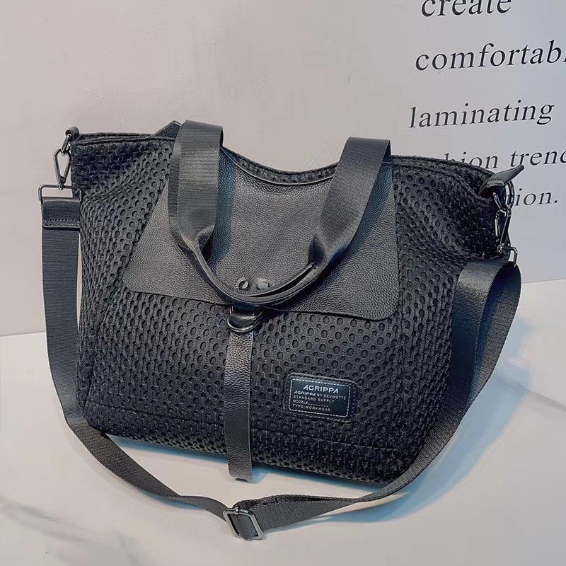 Neformalna velika tote torba s mrežastim materijalom i detaljima od kože, gradski minimalistički stil, torba za rame sa zatvaračem, pogodna za svakodnevnu upotrebu i kraća putovanja