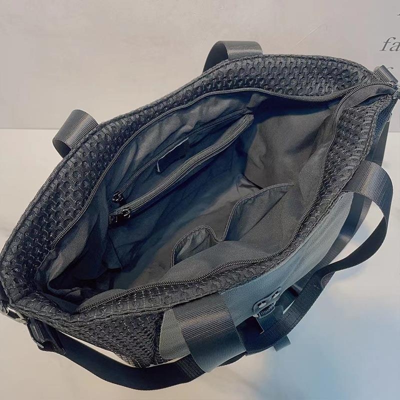 Neformalna velika tote torba s mrežastim materijalom i detaljima od kože, gradski minimalistički stil, torba za rame sa zatvaračem, pogodna za svakodnevnu upotrebu i kraća putovanja