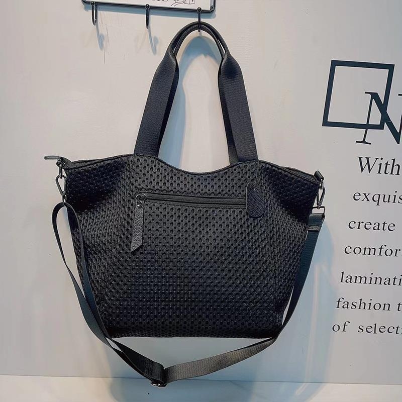 Neformalna velika tote torba s mrežastim materijalom i detaljima od kože, gradski minimalistički stil, torba za rame sa zatvaračem, pogodna za svakodnevnu upotrebu i kraća putovanja