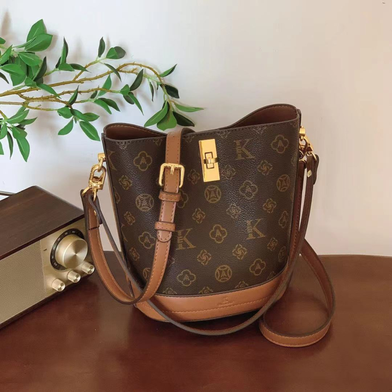 Gutiko PVC bucket torba za žene, velika kapaciteta, crossbody sa zatvaračem, unutarnji džepovi za telefon i osobnu iskaznicu, podstava od poliestera